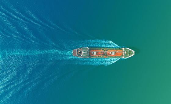 海上油轮从炼油厂运输石油的航拍俯瞰图。